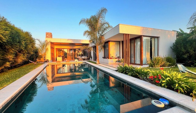 Designer Lakefront luxury Home with Pool & Jacuzzi | 4BR Private Retreat near BA