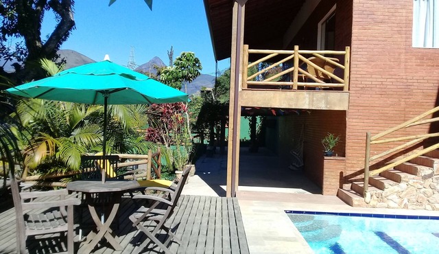 Discover the charms of the mountains. House in a beautiful gated community in Itaipava.
