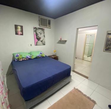 Dormitorio con baño en Casa Residencial