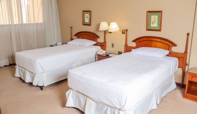 Downtown Relaxing Stay | Spa, Gym & Pool Access | Near Attractions & DIning