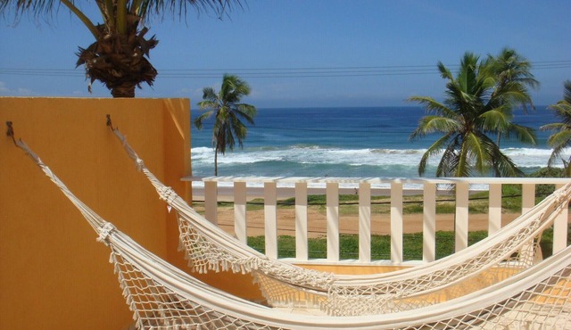 Duplex beachfront apartment with Wi-Fi, pool, and barbecue!