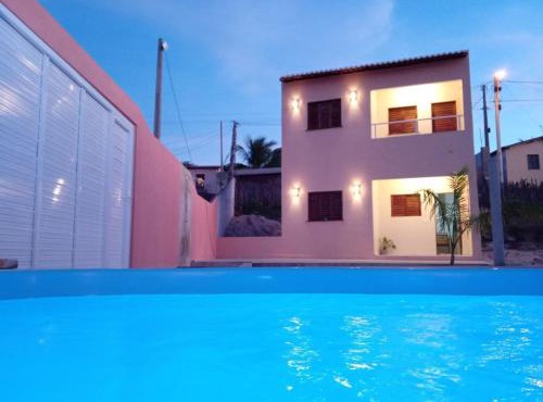 Duplex de 2 quartos com ar condicionado , piscina e estacionamento
