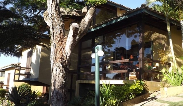 Duplex house in a cozy gated community with 24-hour security and ocean views. Opportunity.