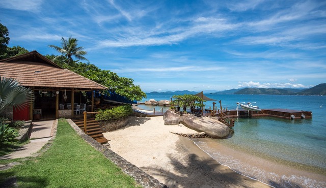 East Point. Spectacular beachfront house for 24 people. Private beach.
