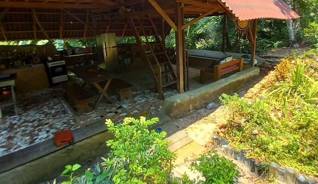 EccoMuna hut, airy and natural.