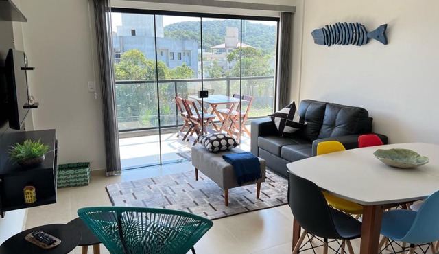 Encanto de apartamento, novo! A 290 metros da praia do Canto Grande!