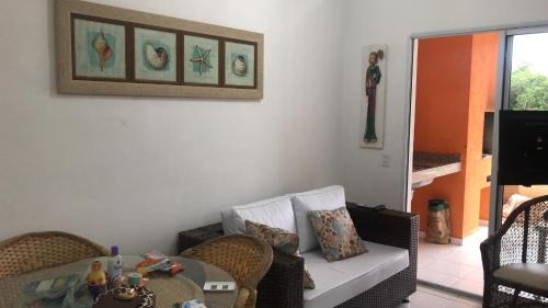 Escolha entre Cobertura com piscina interna 190m2 e o outro Apto Tipo tendo 95m2 Praia Bertioga