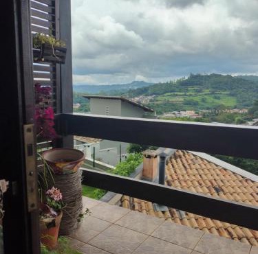 Estúdio com vista a 2 km da Estrado do Vinho