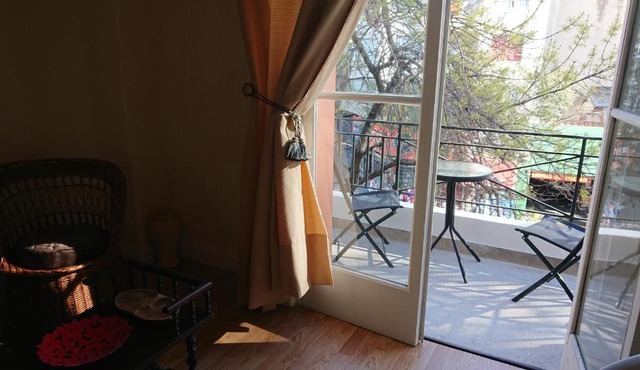 Excelente departamento con balcón a la calle sobre avenida