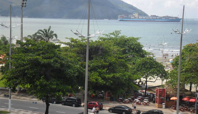 Excellent fit 1 bedroom, beach front, air cond in bedroom, communal garage
