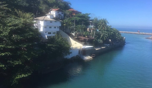 Excellent house in the Condominium of Joatinga. 24 hour security. By the sea.