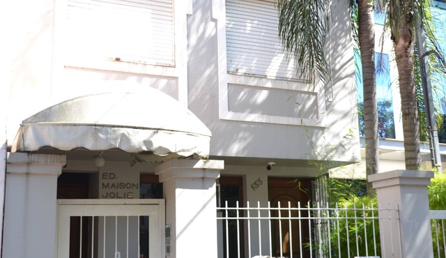 Excellent location, 700 meters from Praia de Belas shopping mall.