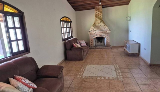 Farm with swimming pool, fireplace and gourmet space surrounded by greenery.