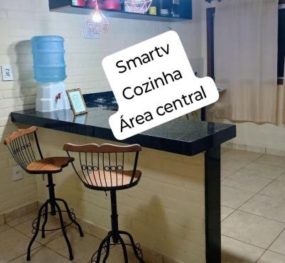 Flat de 2 quartos com AR na área central de GV com conzinha completa-garagem-wifi-Bom p grupos ou familias ou empresas