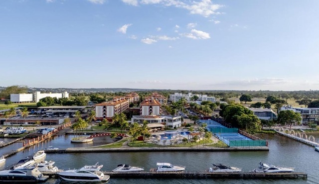 Flat Lake Side Hotel na beira do lago
