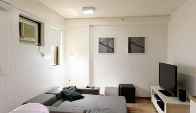 Flat no Leblon na quadra da praia