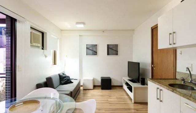 Flat no Leblon na quadra da praia