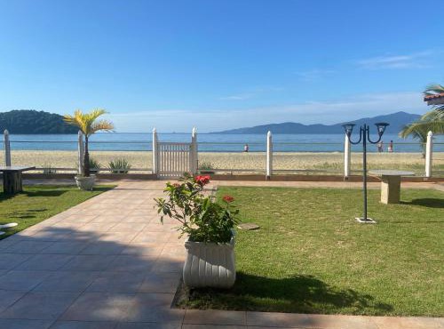 Flat pé na areia em Garatucaia