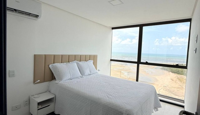 Flat with ocean view, stylish, modern, comfortable, just steps from the beach. In Candeias