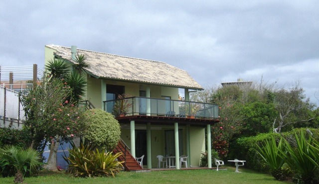 Foot on the sand. 3 bedroom house with 1 suite on the edge of Santinho Beach -