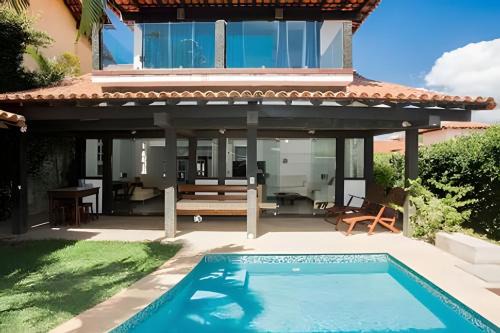 Formidável Casa com Piscina em Cond.