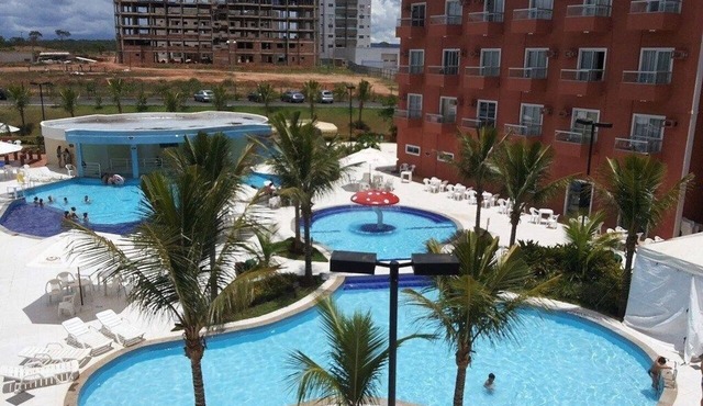 Frente ao Parque da Lagoa Quente, Apto particular com varanda e vista piscinas, com tela de proteção