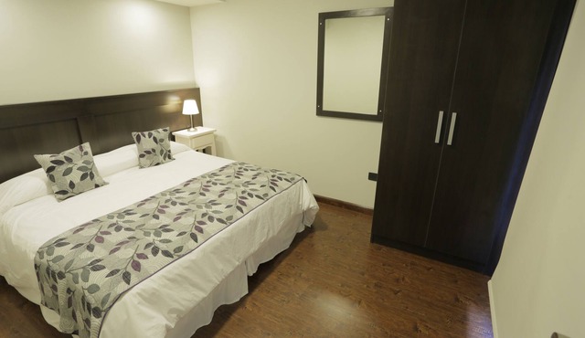 Fully equipped 1 bedroom apartment.