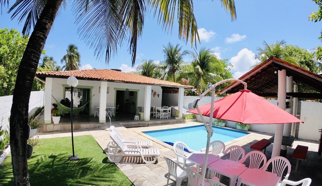 Furnished beach house with pool and barbecue - 5 bedrooms, 4 bathrooms.