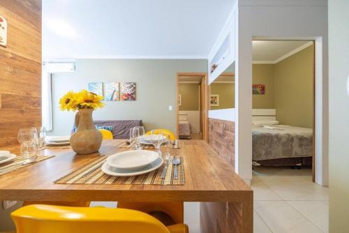 GRAMADO SOLAR REAL - 2 APTS de 2 quartos no mesmo prédio, cada um comporta até 7 pessoas - IDEAL PARA GRUPOS - central - IDEAL PARA ANDAR A PÉ, nesta plataforma desde janeiro de 2016, oferecemos CREDIBILIDADE - seu PET é bem-vindo - GARAGEM COBERTA