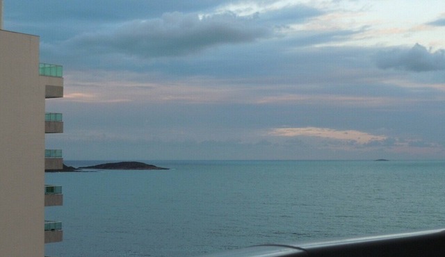 Great apartment with 3 bedrooms, 2 of which are suites, partial sea view.