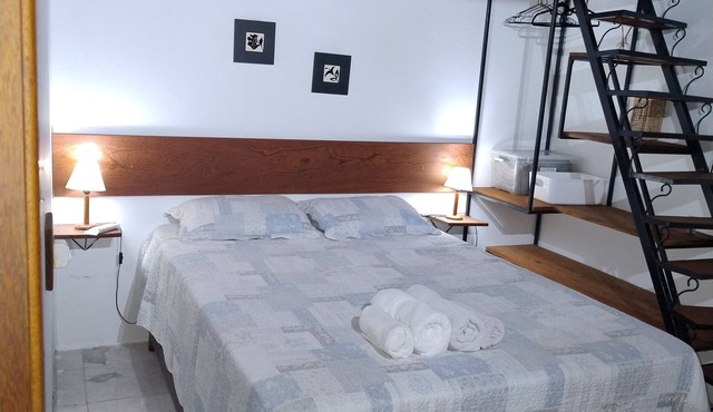 Guest house with hot tub, grill, pet friendly.