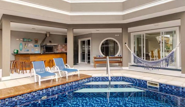 House with heated pool, barbecue, sauna, pool table, gated community, wifi, pets allowed!