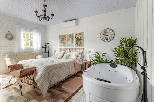 Heart Cabin: Romance, Bathtub & Nature