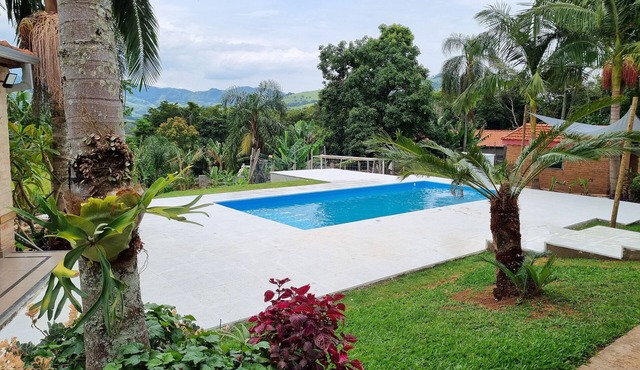Heated Pool, Waterfall, 4 Bedrooms, 120km from SP, near Monte Verde