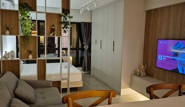 High-end and cozy studio apartment with a pool and close to the beaches.