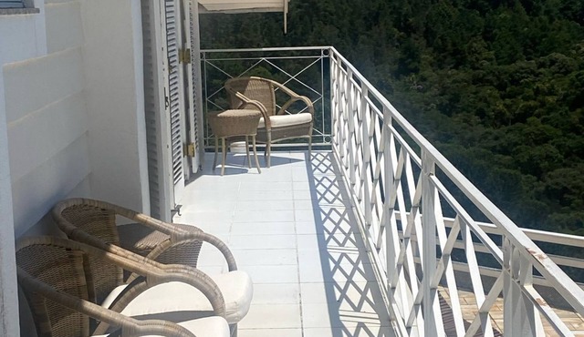 High-end home, lots of comfort, security and tranquility in the middle of nature