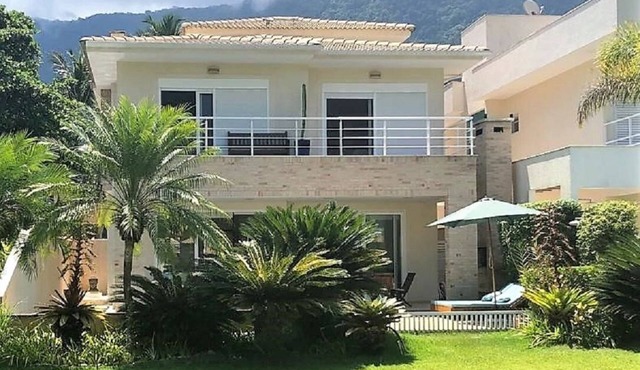 High standard house in a condominium on the beach, 4 suites, air cond. and swimming pool