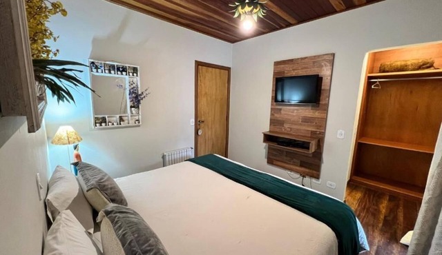 Home & Hosting - Suite with Balcony 2
