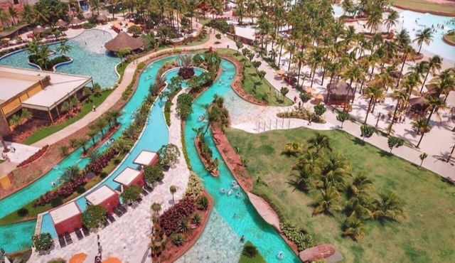Hot Beach Suites with water park ticket for up to 6 people, full kitchen