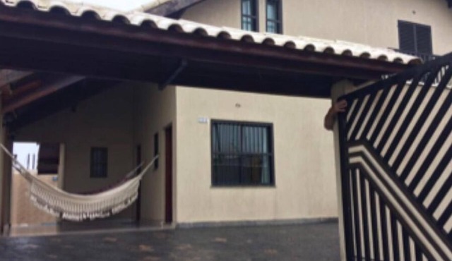 House 150 meters from the beach, with 24-hour security, swimming pool and full infrastructure.