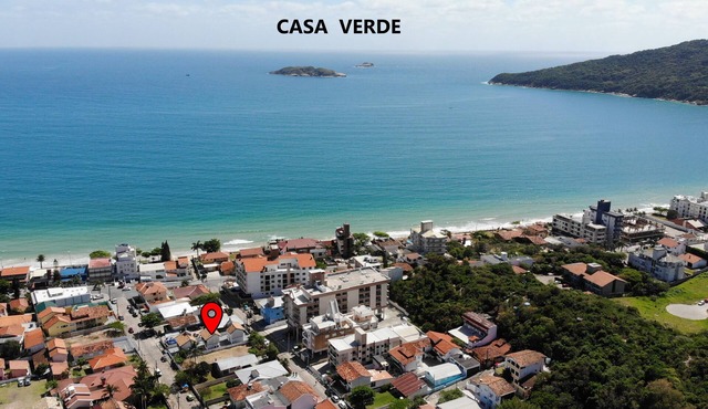 House 50 meters from the sand of Praia dos Ingleses or a 5-minute walk.