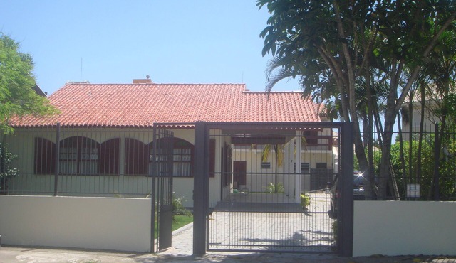 House and apartment with pool and air conditioning, 50 meters from the beach - 6 bedrooms, 1 of which is a suite.