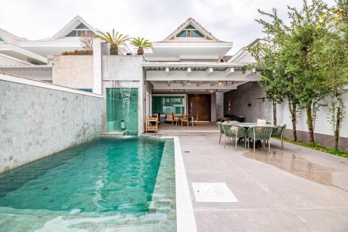 House for 11, pool and barbecue near the beach