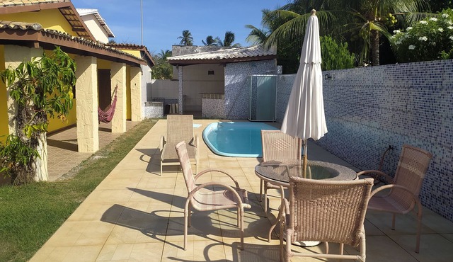 House in a gated community with a pool and air conditioning in the bedrooms, ideal for families.