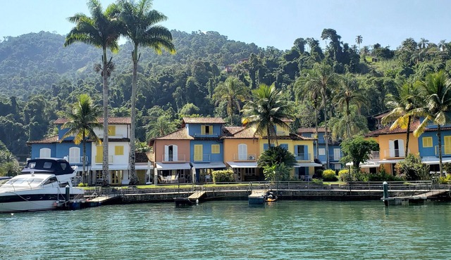 House in front of the Portogalo Canal with Deck and Wave ("finger") for boat