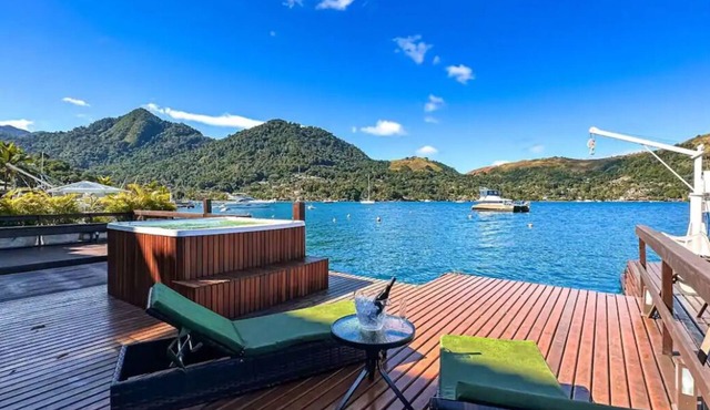 House literally on the water - Porto Galo