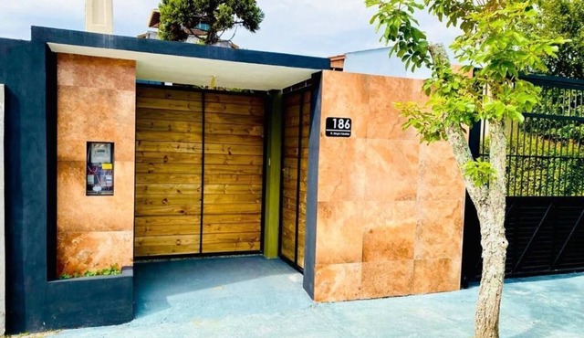 House near Florianópolis airport, with pool table and ample space!