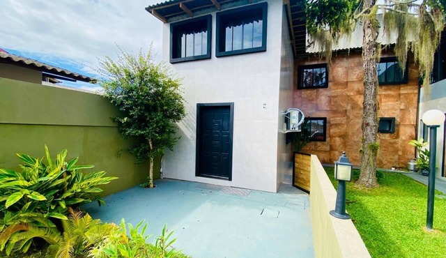 House near Floripa airport, with pool table and quiet neighborhood