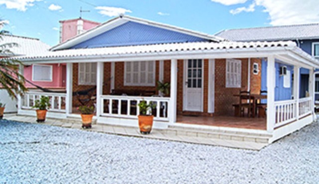 House with 4 bedrooms, 200m from the beach, with barbecue.