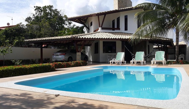 House with 4 suites, maid's quarters, swimming pool, balconies, garage and barbecue area.